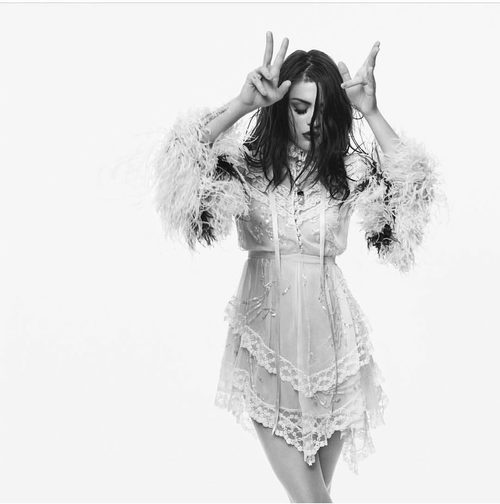 Frances Bean Cobain luciendo un vestido de Marc Jacobs para primavera/verano 2017