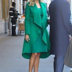 Ivanka Trump con un vestido y un abrigo con volumen en Nueva York
