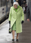 La Reina Isabel II con un abrigo de paño color verde en la estación de Lynn