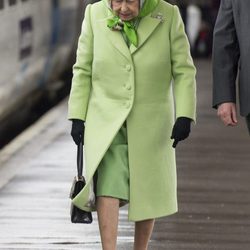 La Reina Isabel II con un abrigo de paño color verde en la estación de Lynn