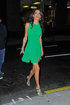 Amal Clooney con un vestido verde en las calles de Nueva York en 2015