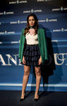 Hiba Abouk con una blazer greenery en un evento de Bombay Saphire