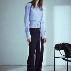 Camisa azul con lazo de Adolfo Domínguez primavera/verano 2017