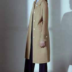 Gabardina camel de Adolfo Domínguez primavera/verano 2017