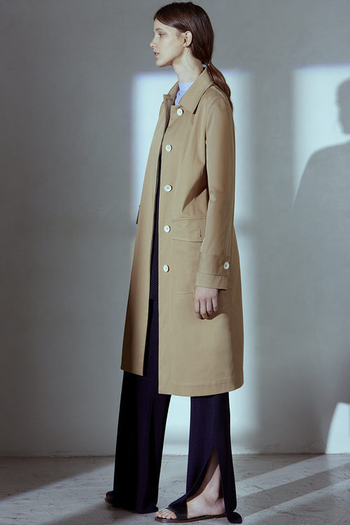 Gabardina camel de Adolfo Domínguez primavera/verano 2017