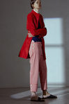 Pantalón y chaqueta color rojo de Adolfo Domínguez primavera/verano 2017