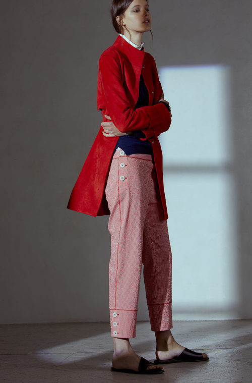 Pantalón y chaqueta color rojo de Adolfo Domínguez primavera/verano 2017