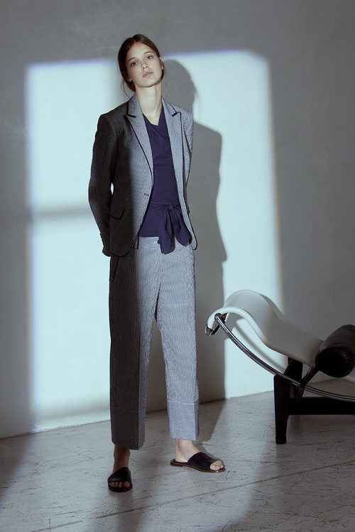 Traje gris de Adolfo Domínguez primavera/verano 2017