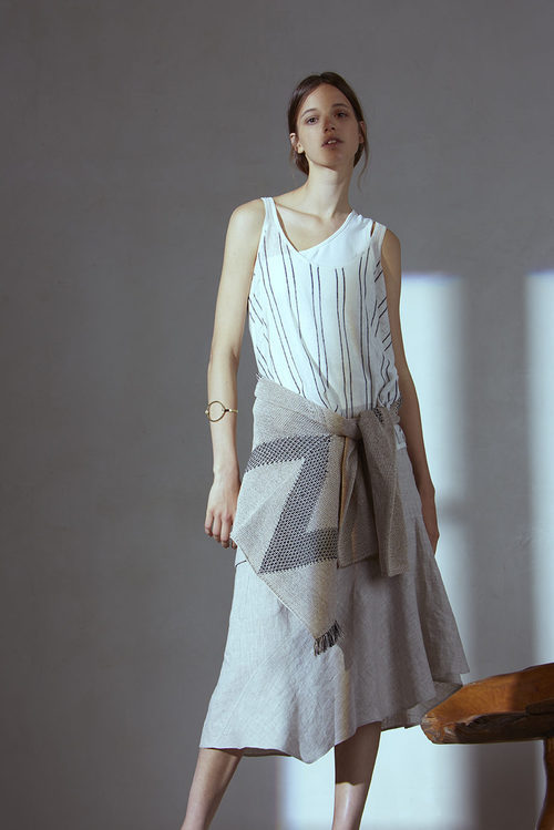 Falda asimétrica de Adolfo Domínguez primavera/verano 2017