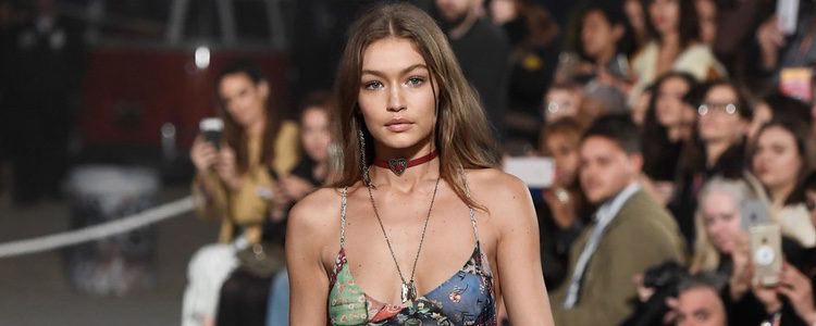 Gigi Hadid con un vestido vaporoso de su propia colección primavera/verano 2017 con Tommy Hilfiger