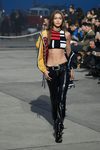 Gigi Hadid con un top geométrico de su propia colección primavera/verano 2017 con Tommy Hilfiger