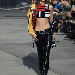 Gigi Hadid con un top geométrico de su propia colección primavera/verano 2017 con Tommy Hilfiger