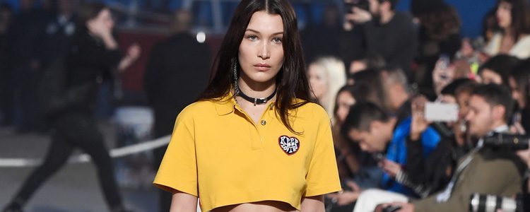 Bella Hadid con un polo amarillo de Tommy Hilfiger y Gigi Hadid primavera/verano 2017