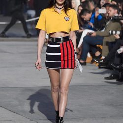Bella Hadid con un polo amarillo de Tommy Hilfiger y Gigi Hadid primavera/verano 2017