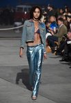 Pantalón metalizado de Tommy Hilfiger y Gigi Hadid primavera/verano 2017