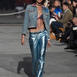Pantalón metalizado de Tommy Hilfiger y Gigi Hadid primavera/verano 2017