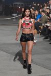 Sara Sampaio con un crop top de Tommy Hilfiger y Gigi Hadid primavera/verano 2017