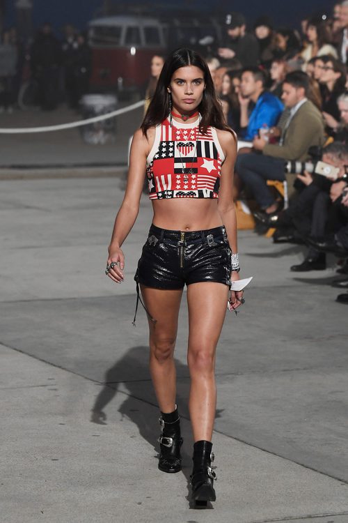Sara Sampaio con un crop top de Tommy Hilfiger y Gigi Hadid primavera/verano 2017