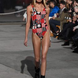 Romee Strijd con un bañador de Tommy Hilfiger y Gigi Hadid primavera/verano 2017