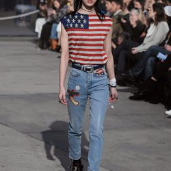 Camiseta con la bandera americana de Tommy Hilfiger y Gigi Hadid primavera/verano 2017