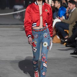 Jeans con parches de Tommy Hilfiger y Gigi Hadid primavera/verano 2017