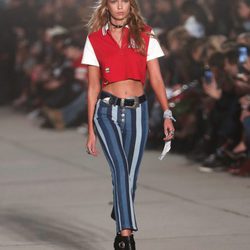 Stella Maxwell con un look de Tommy Hilfiger y Gigi Hadid primavera/verano 2017
