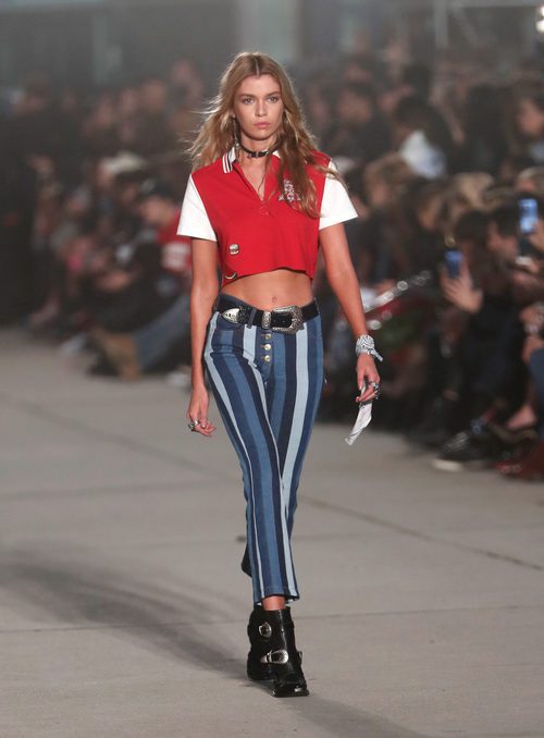 Stella Maxwell con un look de Tommy Hilfiger y Gigi Hadid primavera/verano 2017