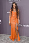 Naomi Campbell vestida de Versace en la gala amfAR 2017