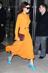 Victoria Beckham con un total look mostaza en las calles de Nueva York