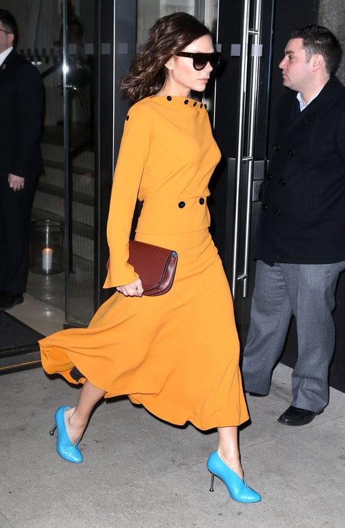 Victoria Beckham con un total look mostaza en las calles de Nueva York