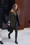 Gigi Hadid con un look army en las calles de Nueva York