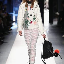 Chaqueta acolchada blanca de Desigual otoño/invierno 2017/2018 en la New York Fashion Week