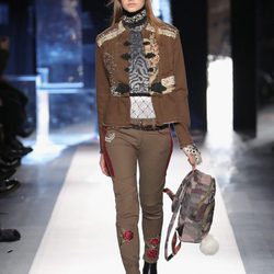 Total look camel de Desigual otoño/invierno 2017/2018 en la New York Fashion Week