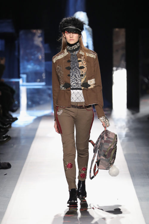 Total look camel de Desigual otoño/invierno 2017/2018 en la New York Fashion Week