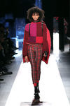 Pantalón con cuadros escoceses de Desigual otoño/invierno 2017/2018 en la New York Fashion Week