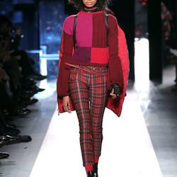 Pantalón con cuadros escoceses de Desigual otoño/invierno 2017/2018 en la New York Fashion Week