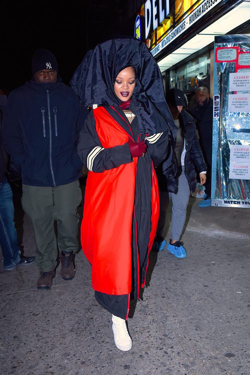 Rihanna con un abrigo largo en las calles de Nueva York