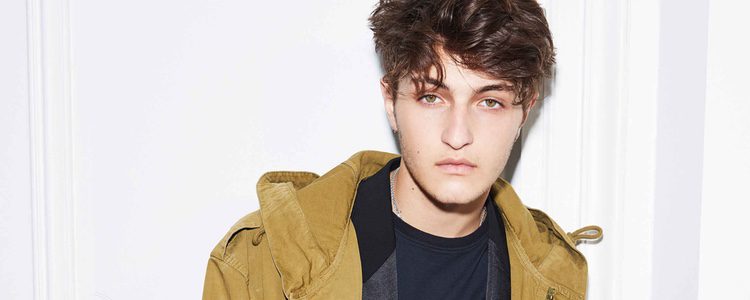 Anwar Hadid con un abrigo verde de Zadig & Voltaire primavera/verano 2017