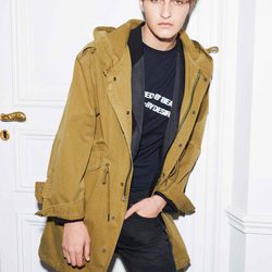 Anwar Hadid con un abrigo verde de Zadig & Voltaire primavera/verano 2017