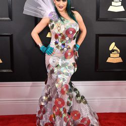Jacqueline Van Bierk con un vestido con CD's en los Grammy 2017