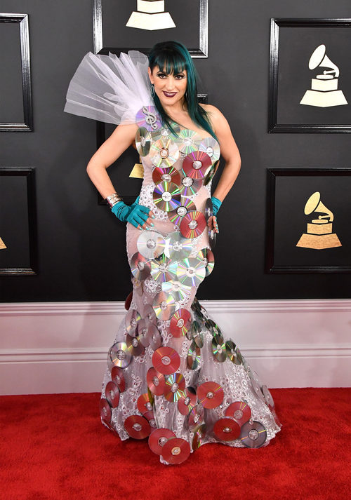 Jacqueline Van Bierk con un vestido con CD's en los Grammy 2017