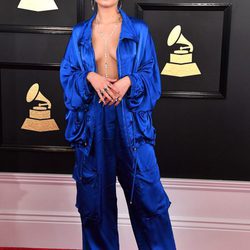 Halsey con un chándal azul en los Grammy 2017