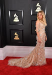 Kelsea Ballerini con un vestido de flores en los Grammy 2017