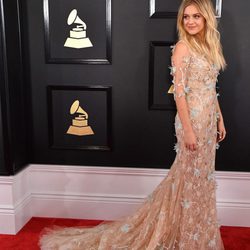 Kelsea Ballerini con un vestido de flores en los Grammy 2017