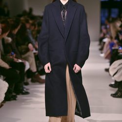 Abrigo de paño azul de Victoria Beckham otoño/invierno 2017/2018 en la New York Fashion Week