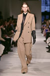 Traje color camel de Victoria Beckham otoño/invierno 2017/2018 en la New York Fashion Week