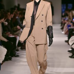 Traje color camel de Victoria Beckham otoño/invierno 2017/2018 en la New York Fashion Week
