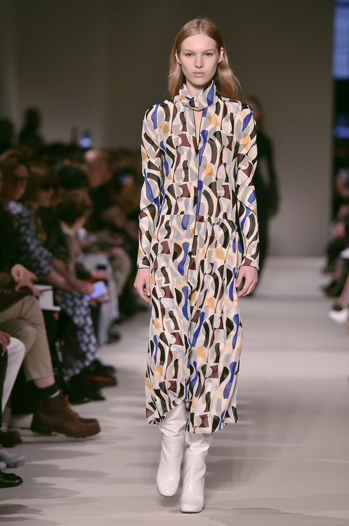 Vestido estampado de Victoria Beckham otoño/invierno 2017/2018 en la New York Fashion Week