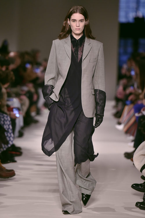 Traje gris de Victoria Beckham otoño/invierno 2017/2018 en la New York Fashion Week