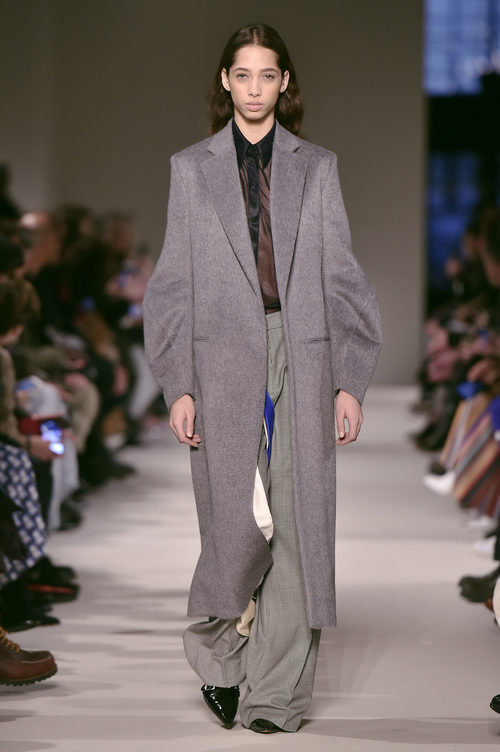 Abrigo de paño largo de Victoria Beckham otoño/invierno 2017/2018 en la New York Fashion Week